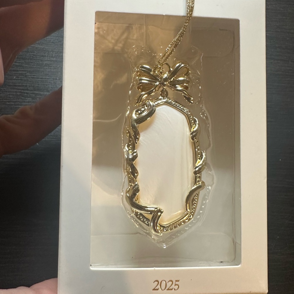 New - Kendra Scott Danielle Bow Ornament 2025 - Gold/MOP White